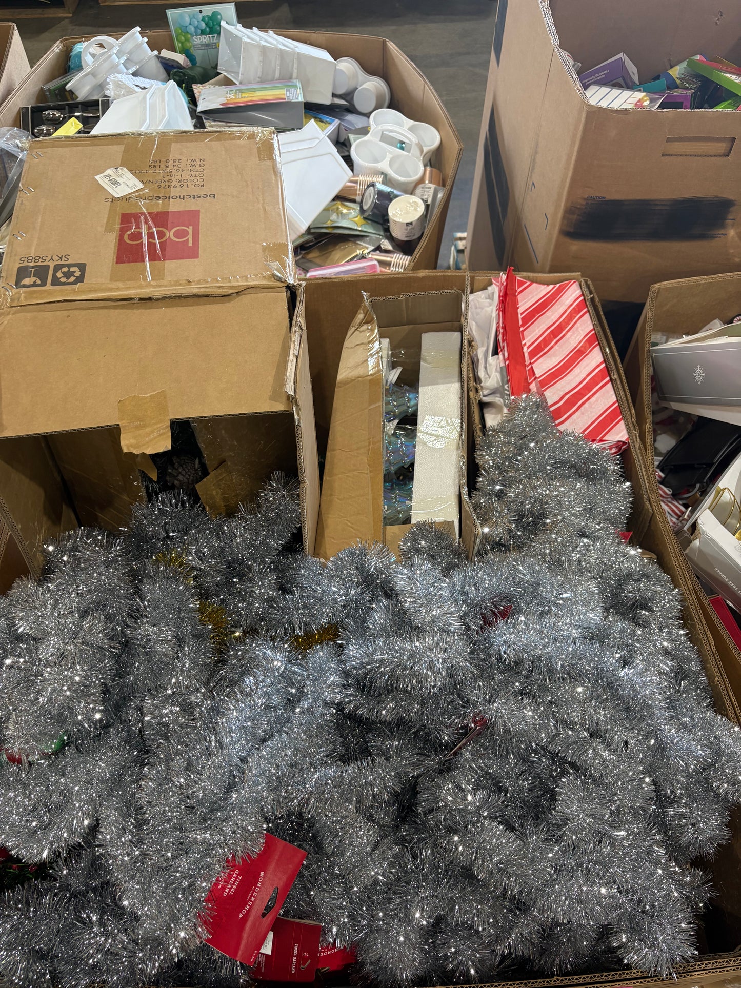Silver Tinsel Holiday Decor Pallet – CH-2