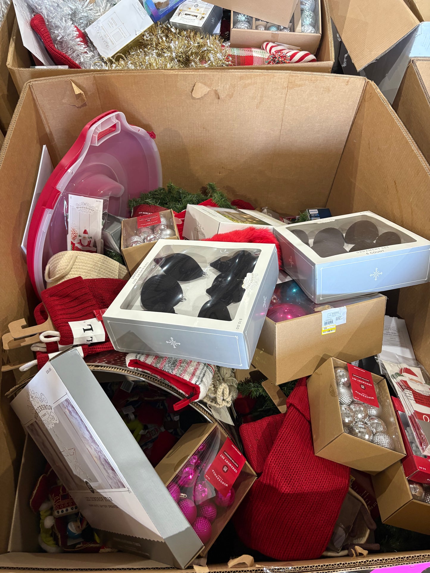 Mixed Holiday Decor & Accessories Pallet β CH-5