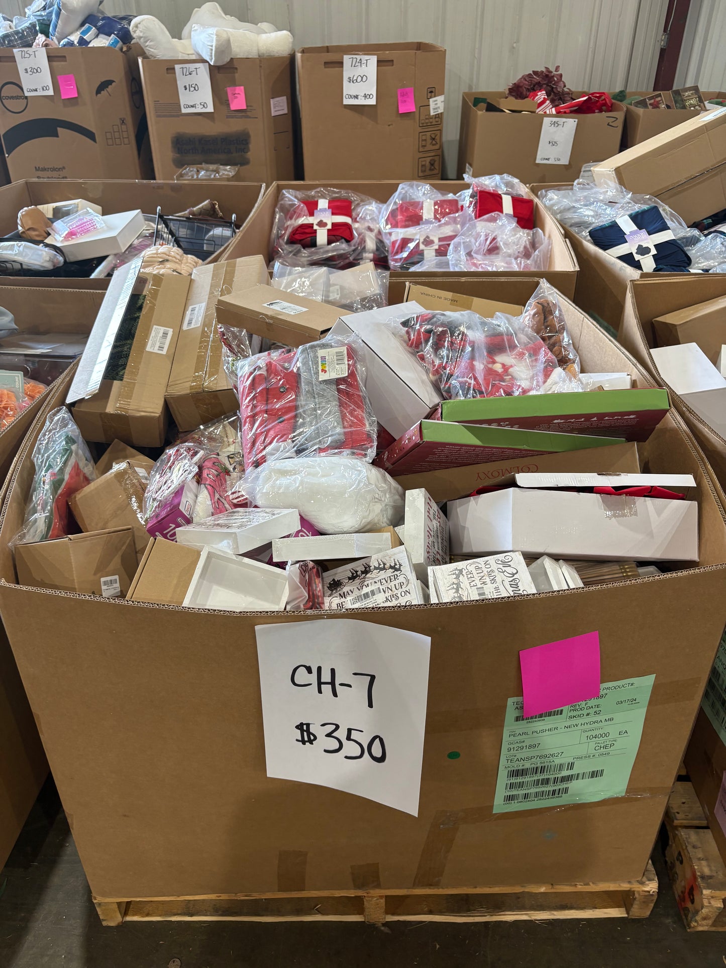 Holiday Textiles & Décor Pallet – CH-7