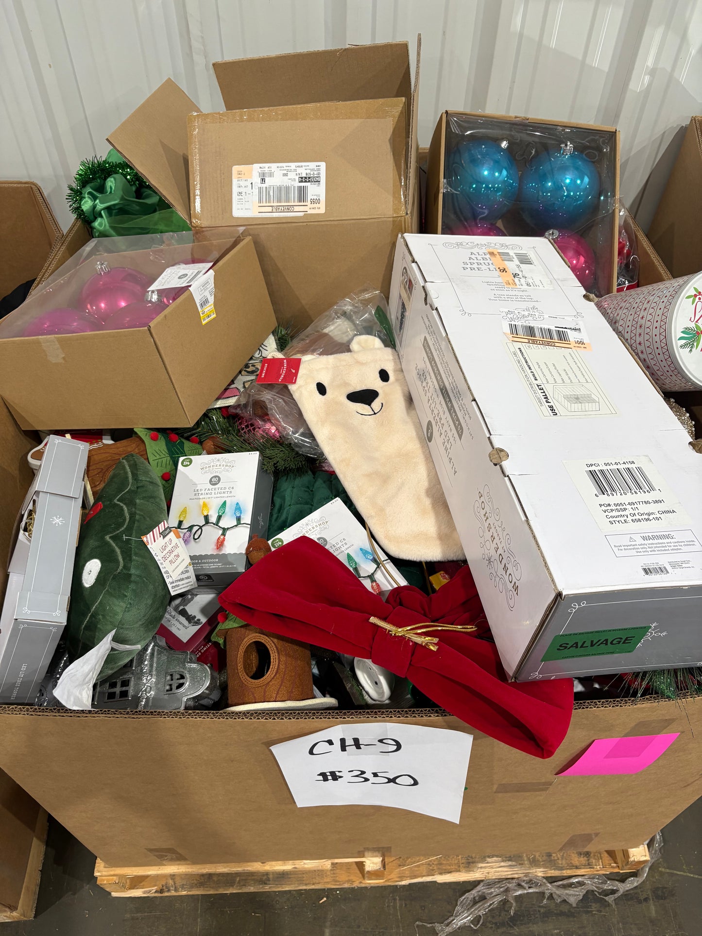 Holiday Plush, Ornaments & Décor Pallet – CH-9