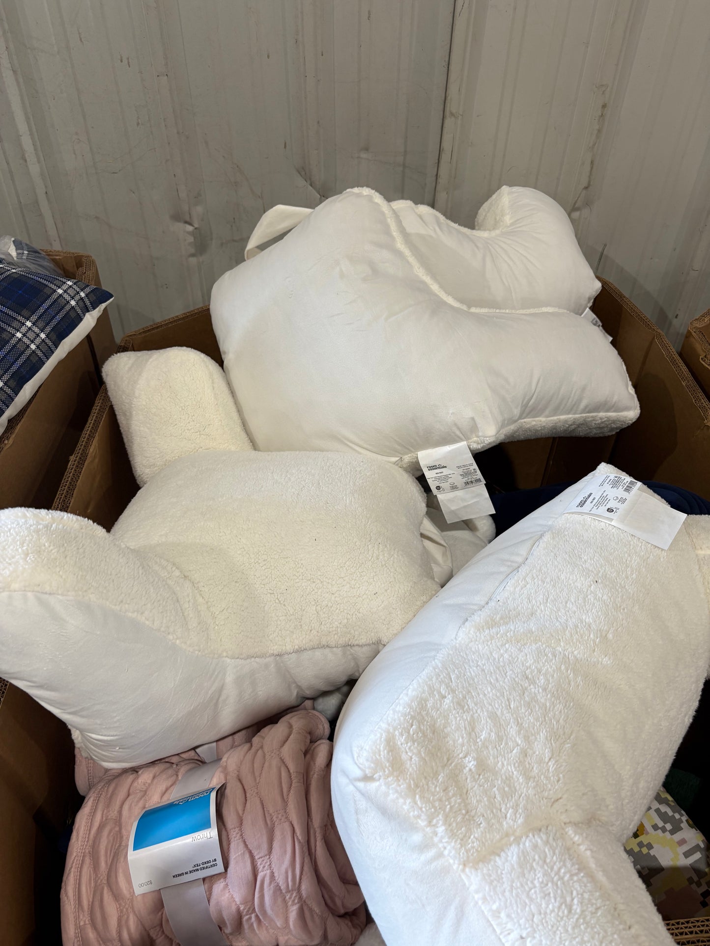 Oversized Pillows & Plush Home Textiles Pallet – (762-T)