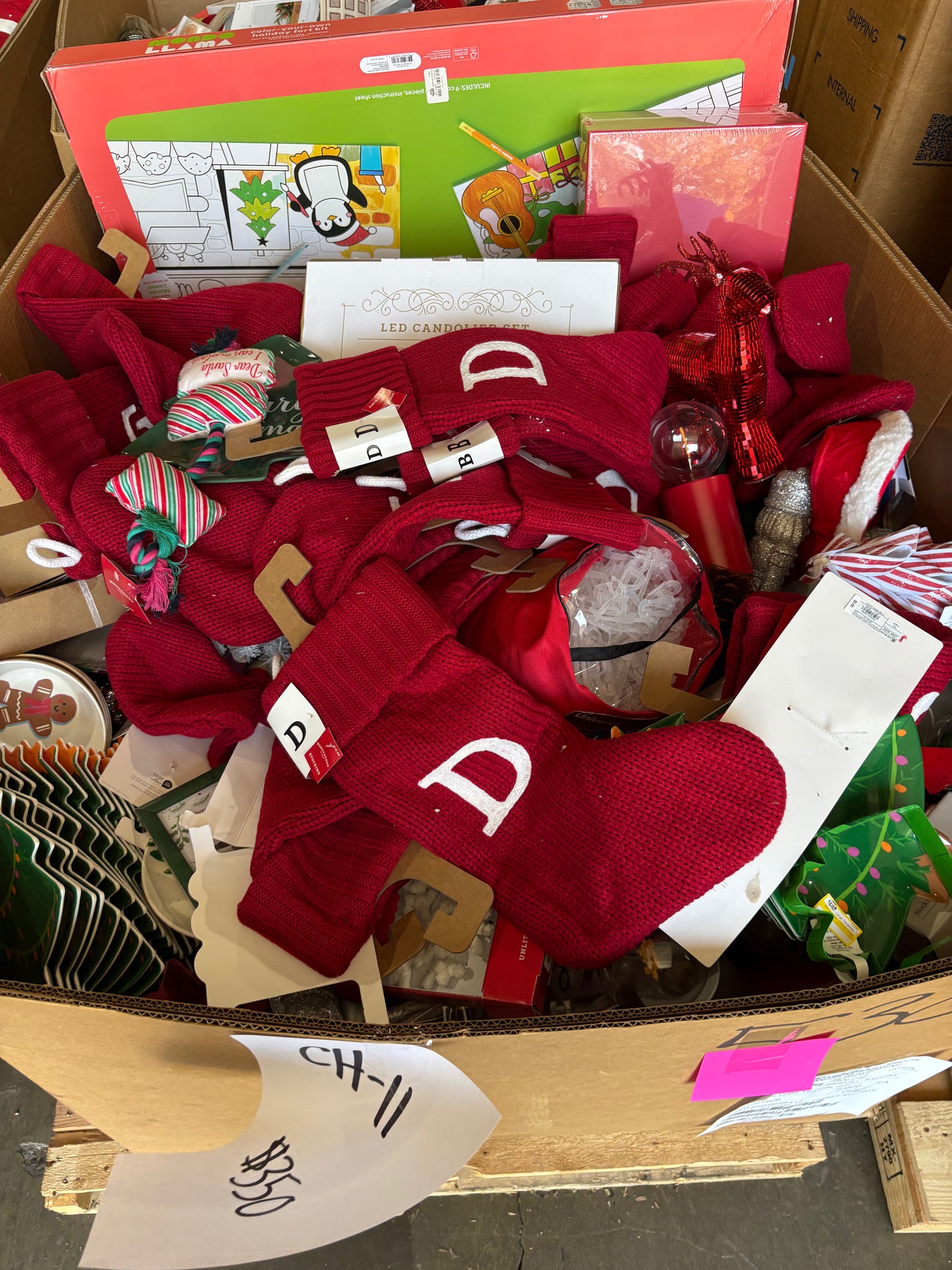 Holiday Stockings & Christmas Decor Pallet β CH-11