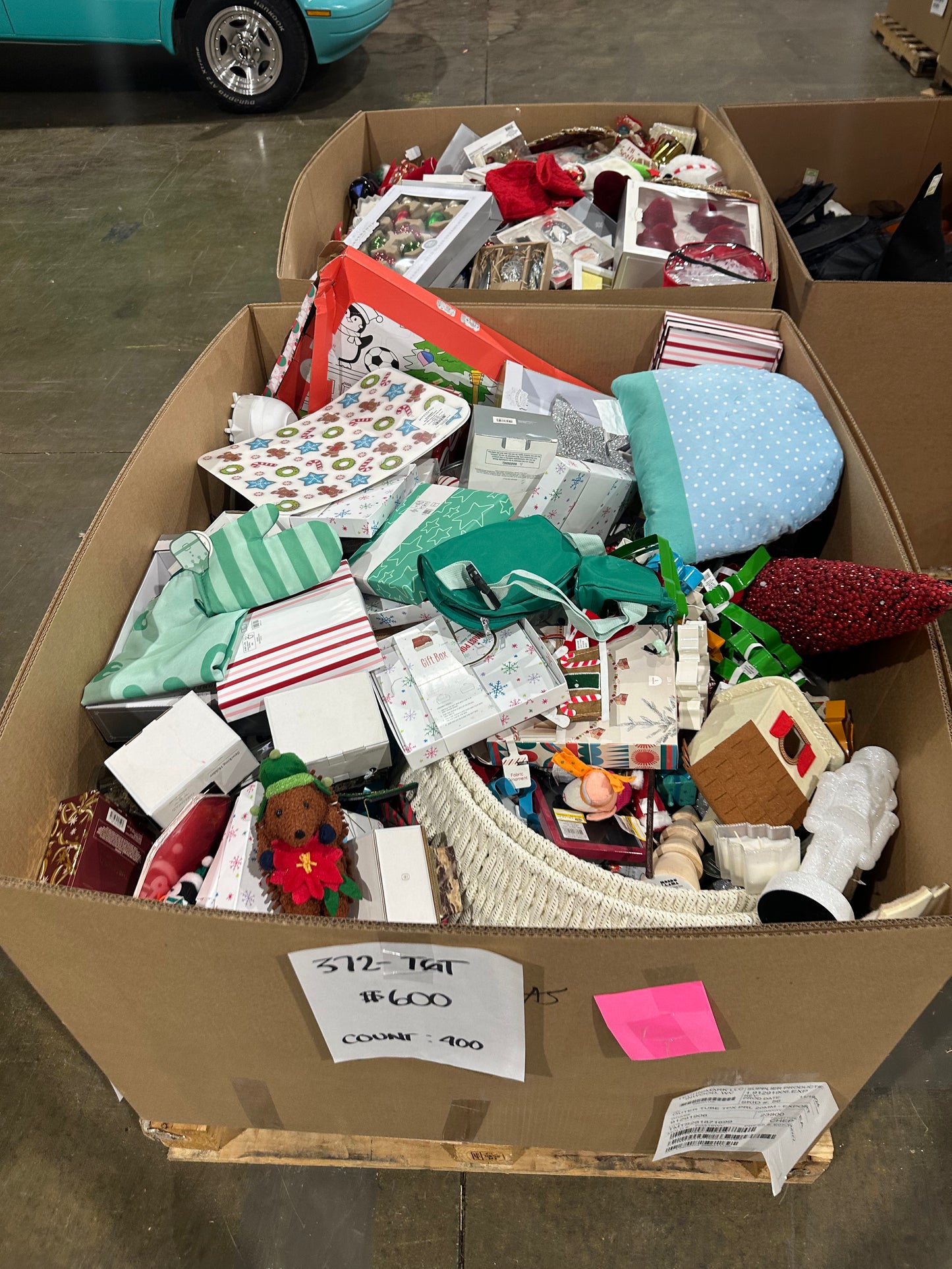 Mixed Holiday Giftware & Accessories Pallet - (372-TGT)