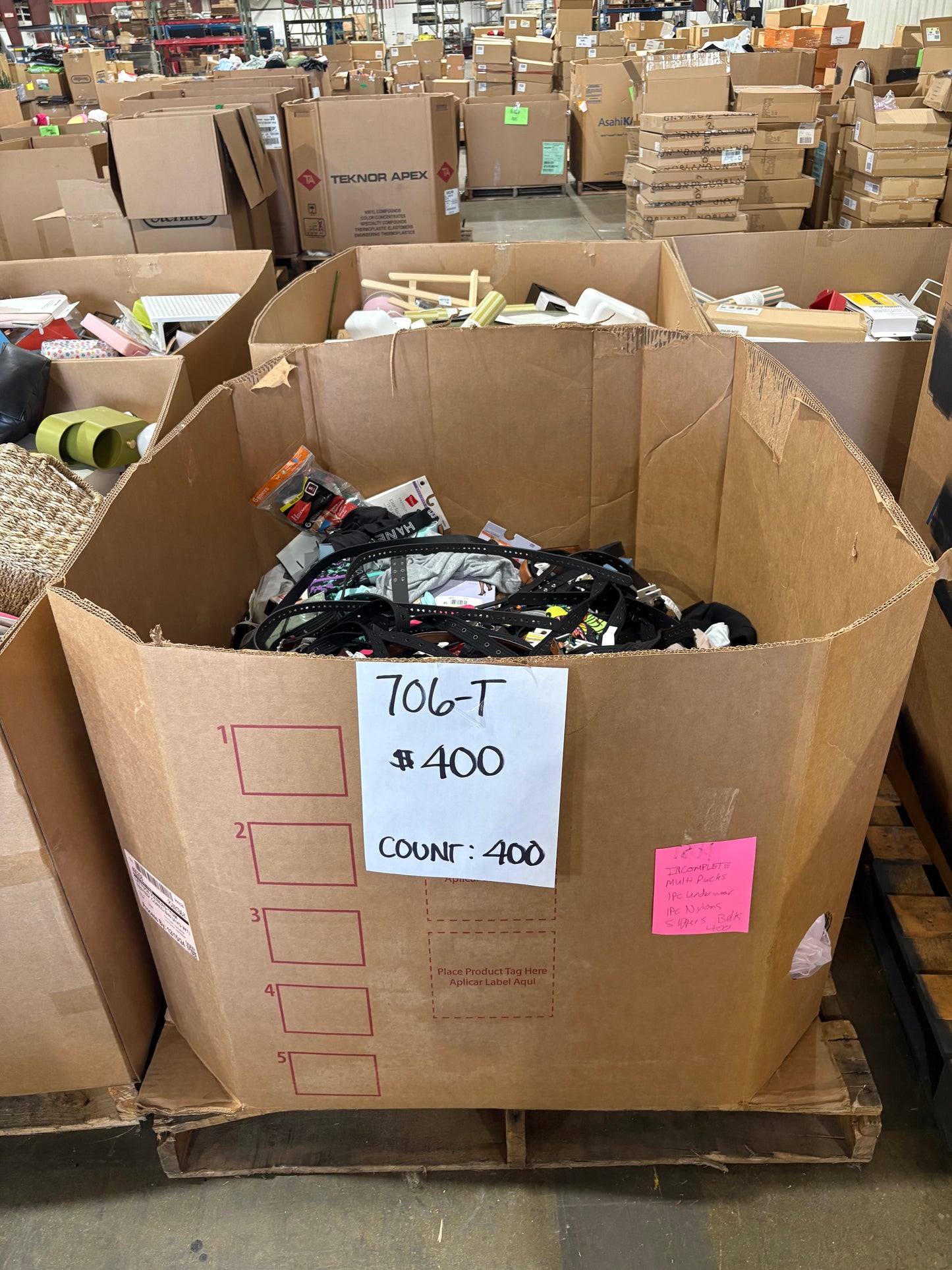 Clothing & Accessories Pallet – (706-T)