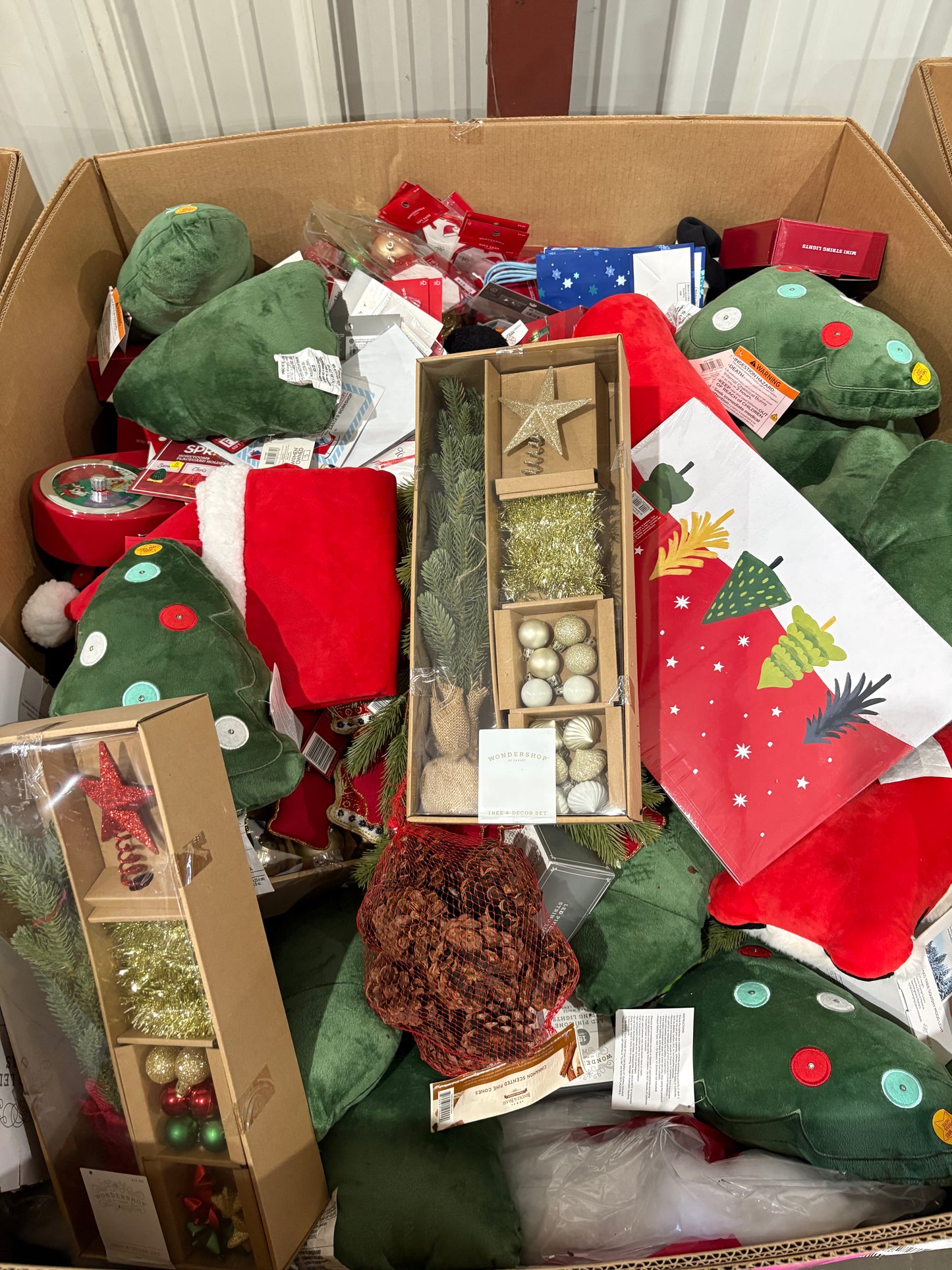 Plush Tree Decor & Holiday Accent Pallet – CH-10