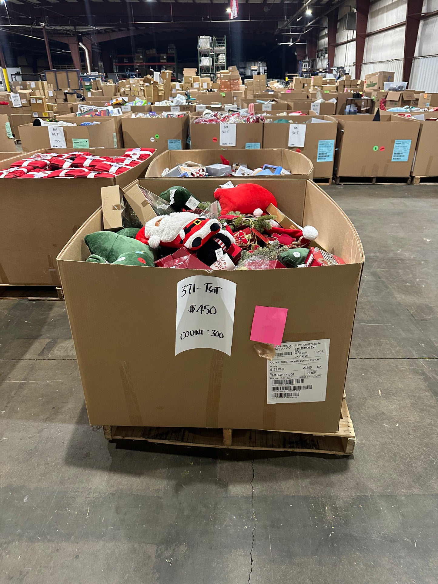 Christmas Plush, Decor & Ornaments Pallet - (371-TGT)