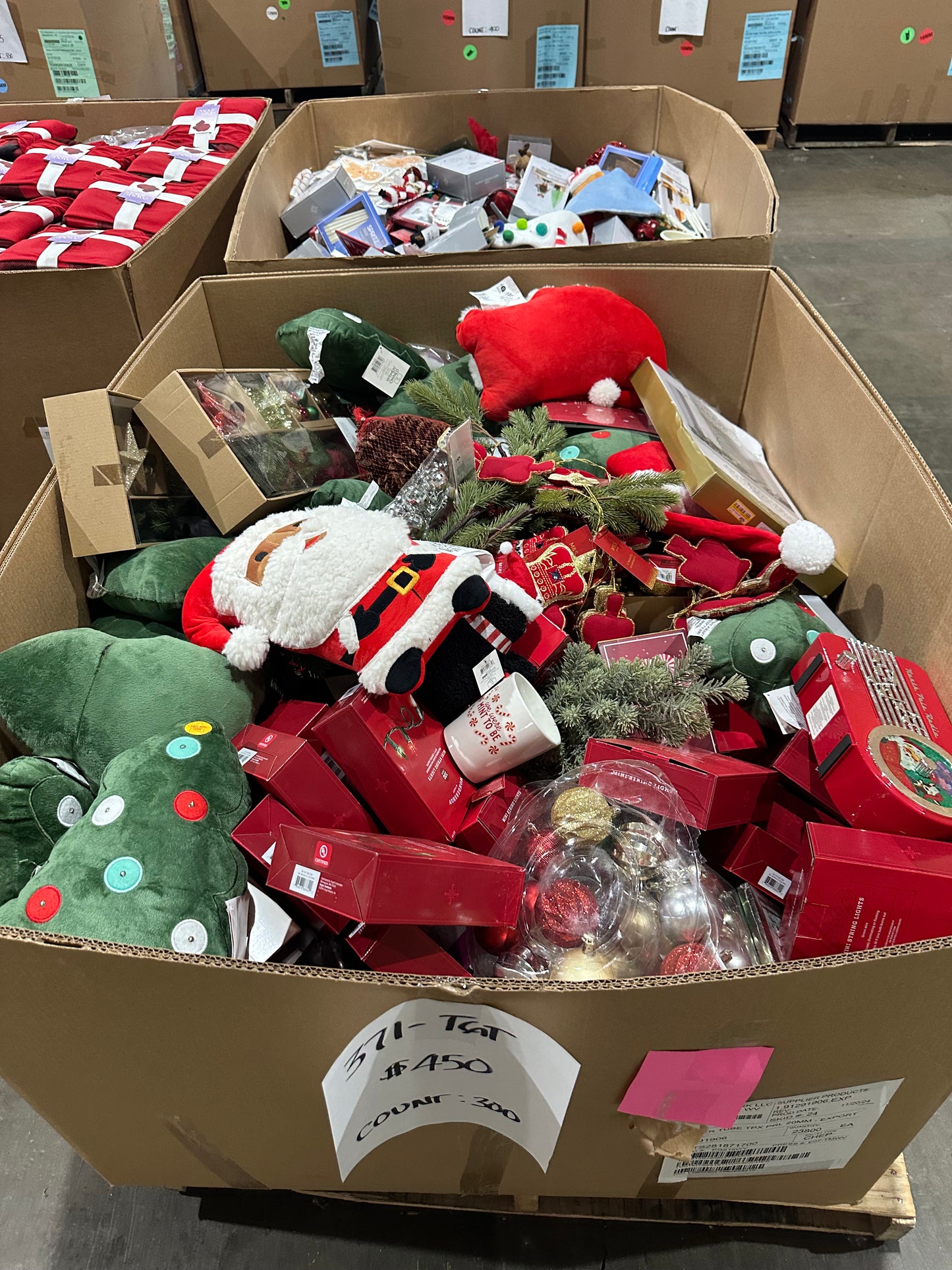 Christmas Plush, Decor & Ornaments Pallet - (371-TGT)