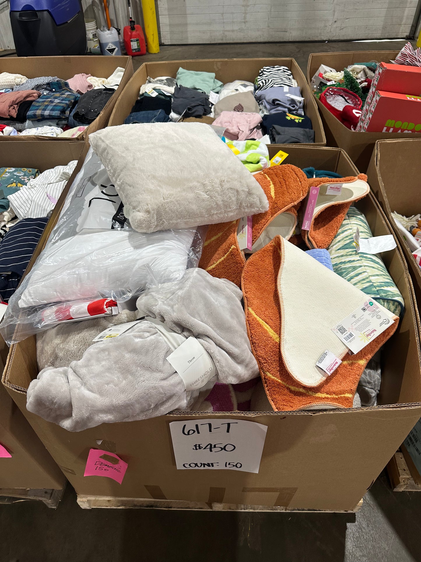 Bedding, Throws & Bath Textiles Assortment - (617-T)